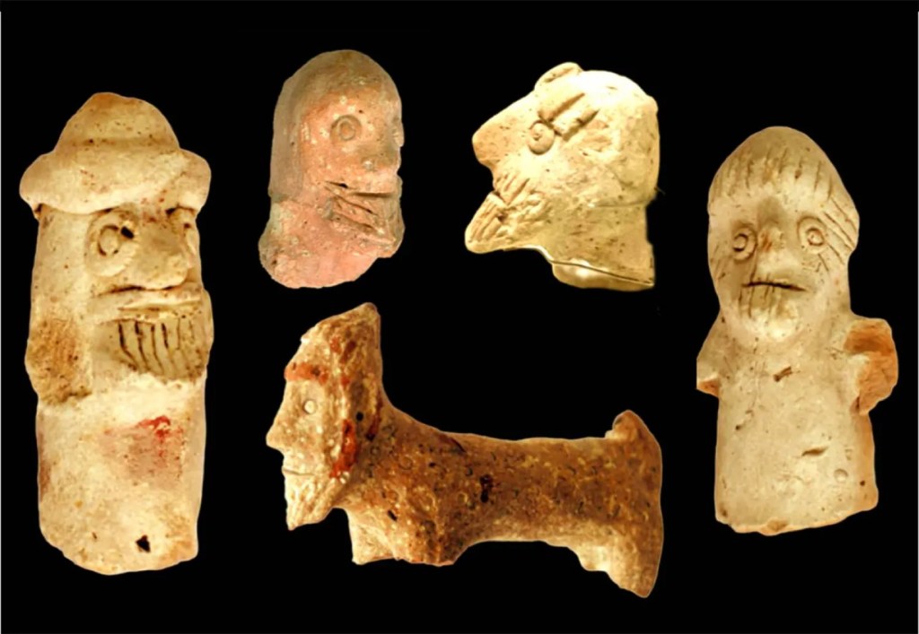 تماثيل صغيرة من «قلعة البحرين» تعود إلى المرحلة الممتدة من القرن العاشر إلى القرن السابع قبل الميلاد 